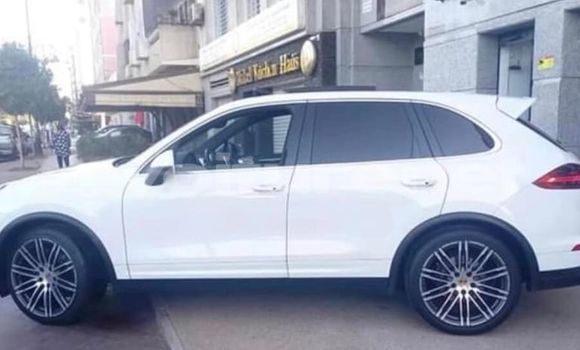 اشتري مستعمل Porsche Cayenne White سيارة في al-Jadidah في Doukkala-Abda