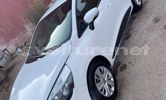 Acheter Occasion Voiture Renault Clio Blanc à al-Arwi, Oriental Acheter Occasion Voiture Renault Clio Blanc à al-Arwi, Oriental