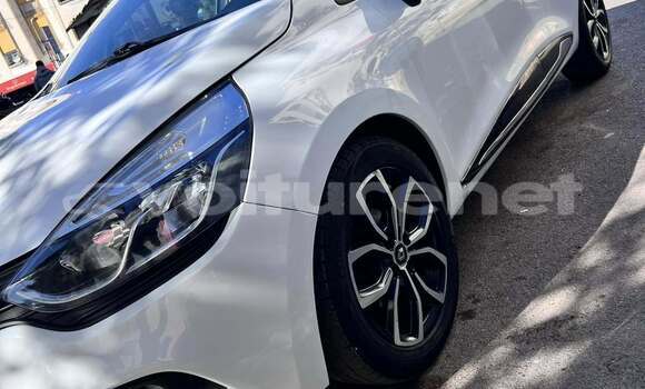 Buy Used Renault Clio White Car in ar-Ribat in Rabat-Sale-Zammour-Zaer Buy Used Renault Clio White Car in ar-Ribat in Rabat-Sale-Zammour-Zaer