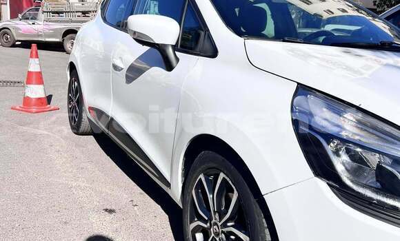 Buy Used Renault Clio White Car in ar-Ribat in Rabat-Sale-Zammour-Zaer Buy Used Renault Clio White Car in ar-Ribat in Rabat-Sale-Zammour-Zaer