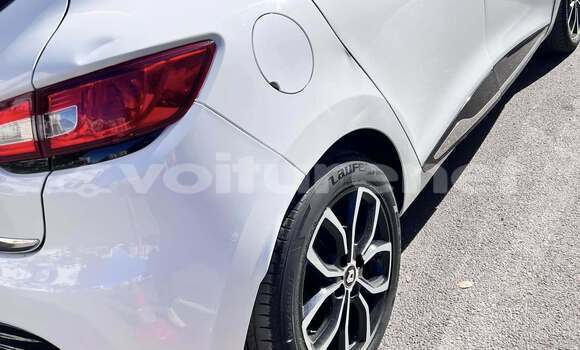Buy Used Renault Clio White Car in ar-Ribat in Rabat-Sale-Zammour-Zaer Buy Used Renault Clio White Car in ar-Ribat in Rabat-Sale-Zammour-Zaer