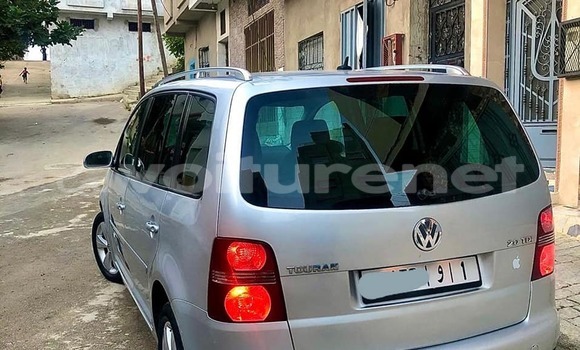 Acheter Occasion Voiture Volkswagen Touran Gris à ad-Dar-al-Bayda, Casablanca Acheter Occasion Voiture Volkswagen Touran Gris à ad-Dar-al-Bayda, Casablanca